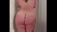 Pawg en ducha exhibicionista le da la bienvenida a ver
